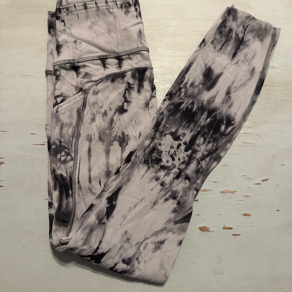 Lululemon Fast and Free *with reflective detail* black/white dye size 2